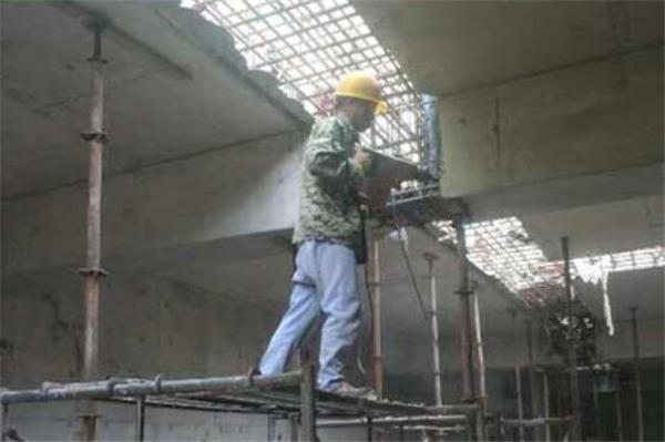 清理后澆帶，清理梁頭